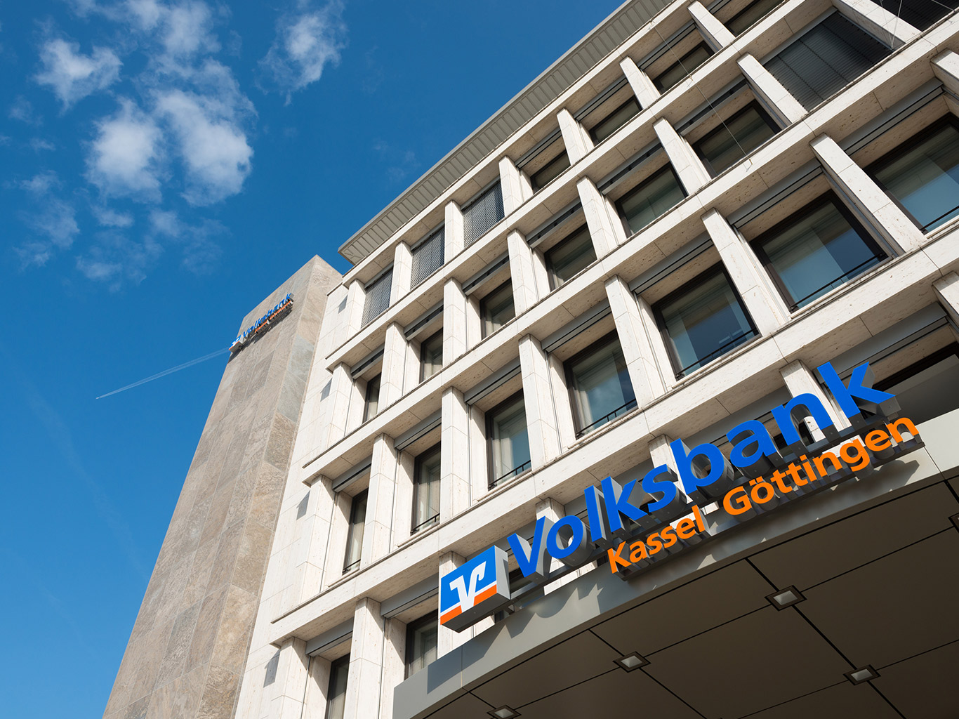 Das Bild zeigt die Fassade der Geschäftsstelle der Volksbank Kassel Göttingen in Kassel.