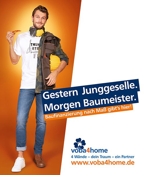 Im Bild ist ein junger Mann zu sehen, der verschiedene Sachen an hat. Auf der einen Hälfte trägt er weißes T-Shirt, eine Jeans sowie einen weißen Sneaker. Auf der anderen Hälfte trägt er eine Arbeitsjacke, ein Cargo-Hemd, eine blaue Jeans und Arbeiterstiefel. Der Hintergrund ist Orange. Außerdem ist die ganze rechte Seite des Bildes in weiß. In der Mitte steht "Gestern Junggeselle. Morgen Baumeister. Baufinanzierung nach Maß gibt's hier!".