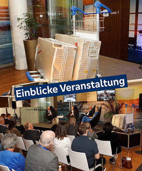 Das Bild ist zweigeteilt. In der Mitte stecht der Schriftzug "Einblicke Veranstaltung". Im oberen Bild ist ein Einkaufswagen mit zwei geschlossenen Metallkoffern darauf. Darunter ist eine Bühne vor dem Publikum zu sehen. Auf der Bühne sitzen vier Personen, die sich unterhalten. Davor stehen mehrere weiße Stühle, auf denen Menschen stehen und den Gesprächtsteilnehmenden auf dem Podium zu hören.
