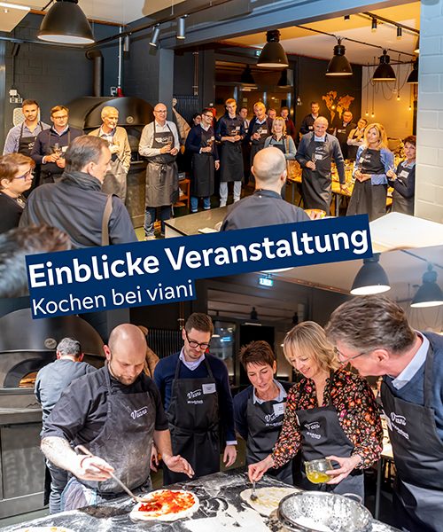 Das Bild ist zweigeteilt und in der Mitte steht "Einblicke Veranstaltung - Kochen bei viani". Im oberen Bild sind mehrere Menschen in einer Küche zu sehen. Sie alle tragen einen dunkelgrauen Schurz und hören einer Person zu, die man von hinten sieht und gerade zu den Menschen in der Küche spricht. Darunter sieht man drei Männer - darunter Vorstandsvorsitzender Wolfgang Osse - und zwei Frauen, die gemeinsam auf einem metallenen Arbeitstisch in einer Küche eine Pizza zubereiten. Der Mann ganz links im Bild ist gerade dabei Tomatensauce auf einen Pizzateig zu geben. Eine Frau auf der rechten Seite des Bildes beträufelt einen anderen Pizzateig mit Olivenöl. Die anderen drei Personen schauen aufmerksam zu.