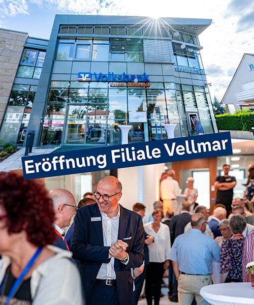 Das Bild ist zweigeteilt und in der Mitte steht "Eröffnung Filiale Vellmar". Im oberen Bild ist die neue Filiale in Vellmar von außen zu sehen - eine Glasfassade mit dem Logo der Volksbank darauf. Die Sonne scheint dabei gerade über das Dach. Darunter ist Vorstandsmitglied Hans-Christian Reuß im Gespräch mit einer Person zu sehen. Außerdem sind im Hintergrund mehrere Menschen zu sehen, die bei der Filialeröffnung dabei waren.