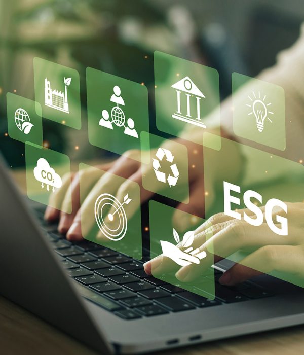 Das Bild zeigt die Hände einer Person, die gerade auf der Tastatur eines aufgeklappten Laptops liegen. Darüber wurden verschiedene Icons eingefügt, etwa eine Glühbirne, ein Recycling-Symbol oder eine Hand, aus der eine Pflanze wächst. Diese Icons sind weiß mit einem grünen Hintergrund und sollen nachhaltige Dienstleistungen symbolisieren.